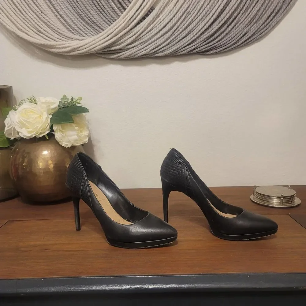 BCBGMaxazria Geometric Leather Pumps Sz 6